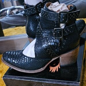 Freebird Saphire Black Snake Size 8